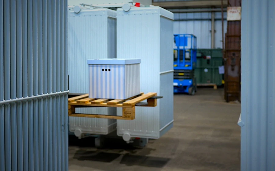 Present box on a fork lift truck